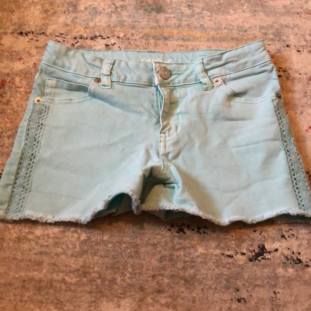 mint green jean shorts with pretty detailing!